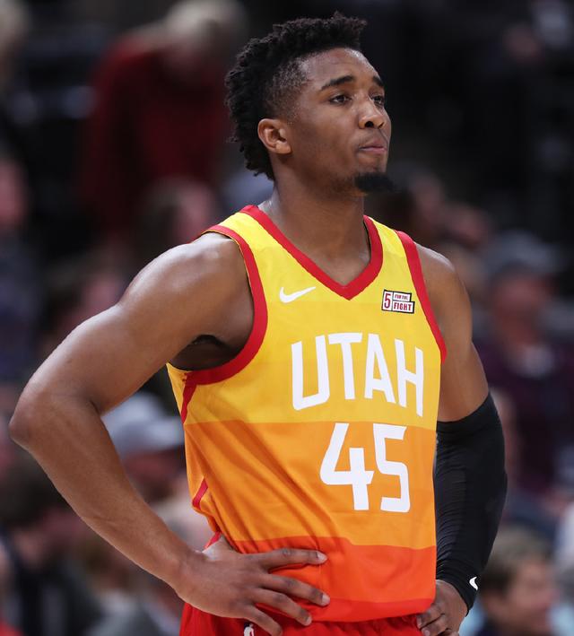 她们背后的 她们背后的